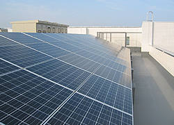 当院屋上の屋上のソーラーパネルの写真